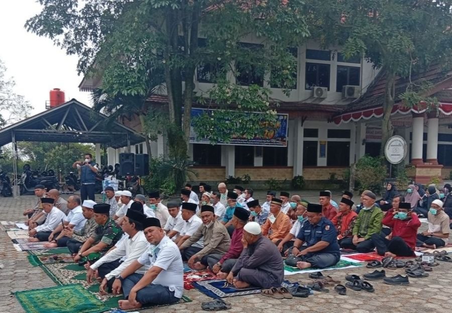 TNI-Polri dan Masyarakat Payung Sekaki Bersatu dalam Doa, Mohon Hujan Turun