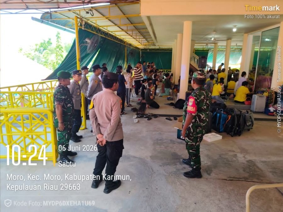 TNI-Polri Kawal 143 WNA Beribadah di Moro