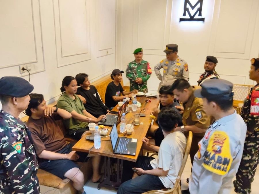 TNI-Polri Rangkul Pemuda Lewat Patroli Malam di Sorek Satu