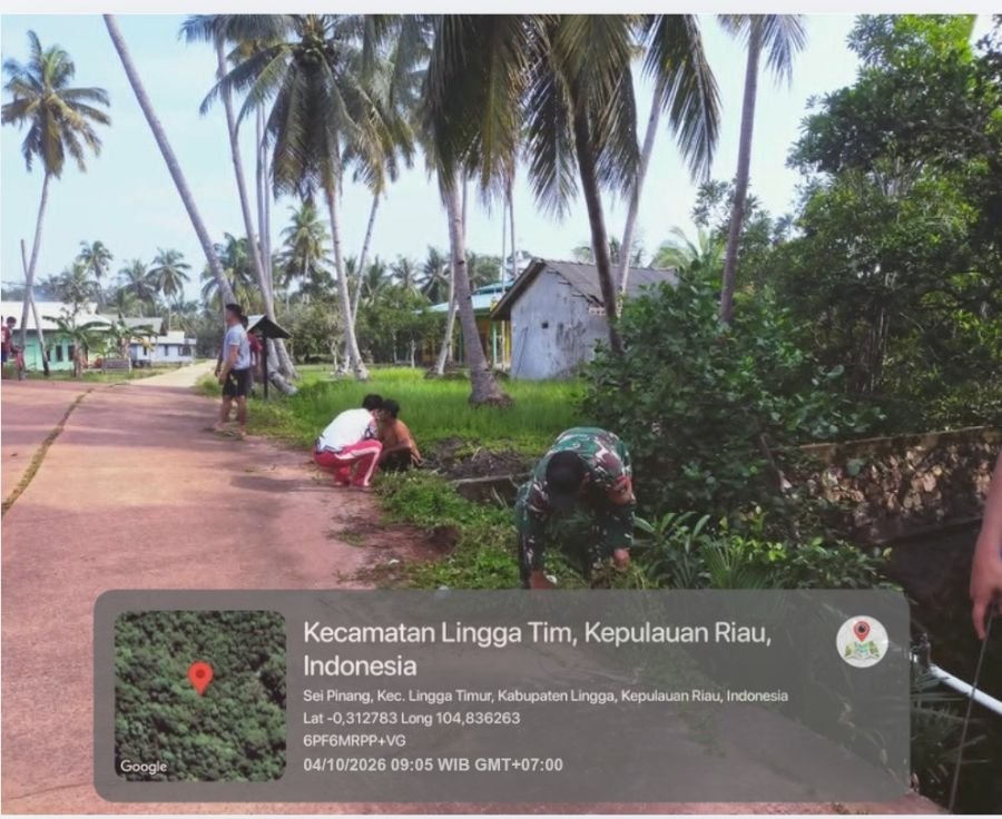TNI Selalu di Hati Rakyat, Babinsa Koramil 05/Daik Gotong Royong Bersihkan Jalan dan Parit