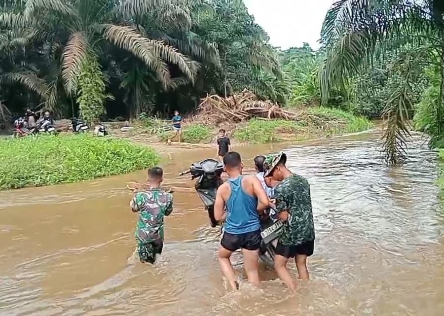 TNI Terjang Arus, Selamatkan Warga Saat Jembatan Garuda Dibangun
