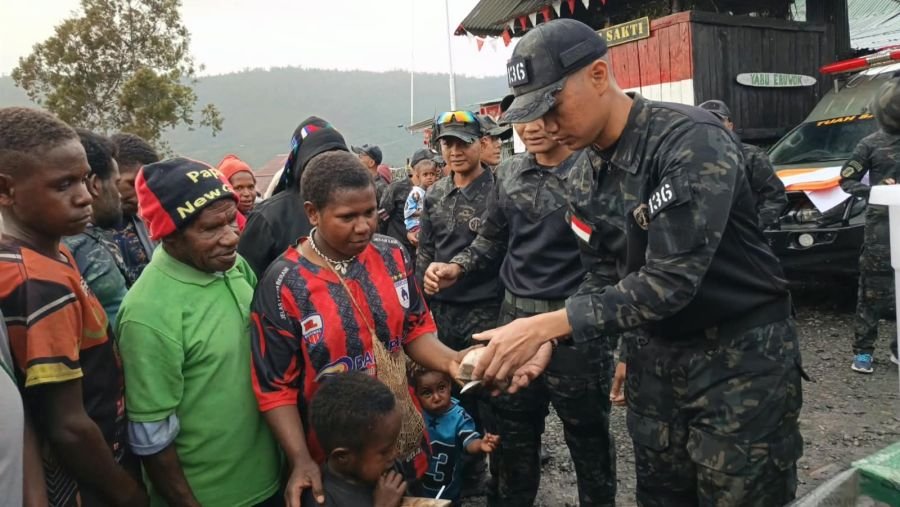 Tuah Sakti Berbagi, Wujud Kepedulian Satgas Yonif 136/TS Bersama Masyarakat Papua