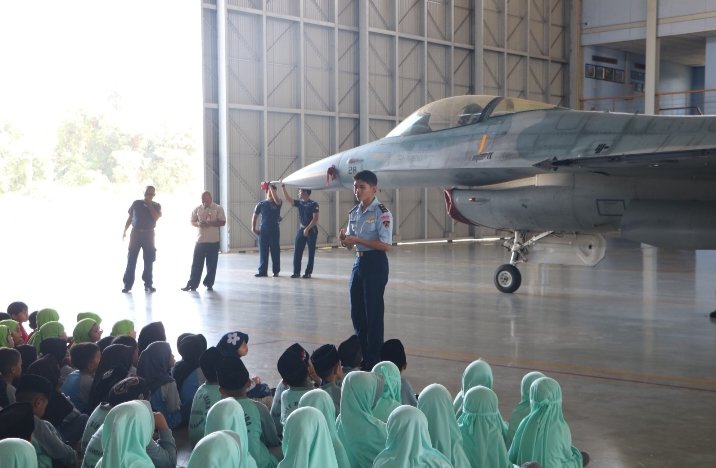Tumbuhkan Cinta Dirgantara Sejak Dini, Tiga Sekolah Kunjungi Lanud RSN