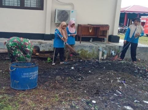 Tunjukkan Semangat gotong royong, Babinsa Dan Warga Bersihkan Lingkungan Desa.