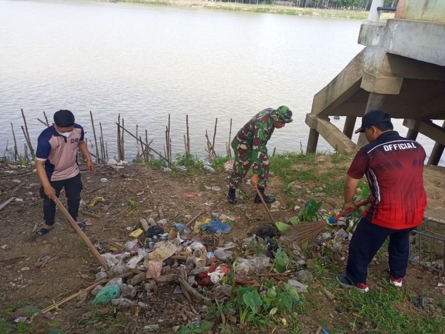 Tunjukkan Semangat gotong royong, Babinsa Ramil 07/KH Dan Warga Bersihkan Lingkungan Desa.