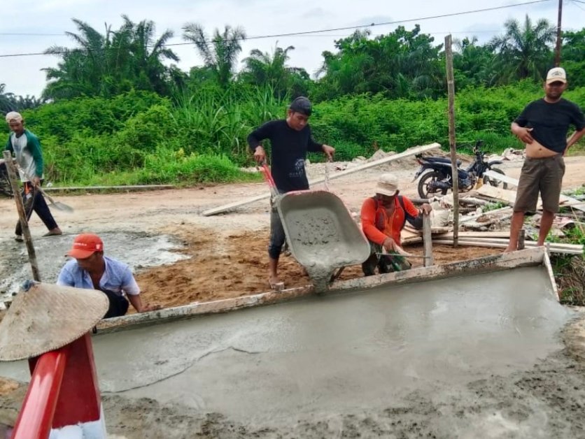 Tuntas 100 Persen, Pengecoran Tapak Injak Jembatan Garuda Wilayah Koramil 01/Bangko Selesai Dikerjak