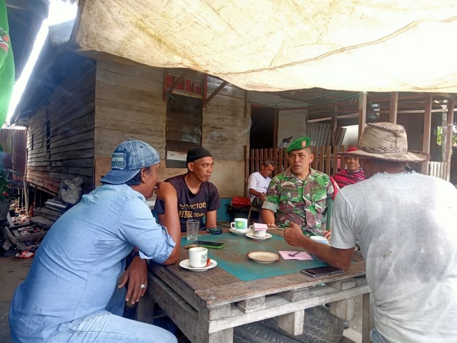 Turun ke Lapangan, Babinsa 01/TBH Serka S. Simbolon Pererat Silaturahmi dan Kebersamaan