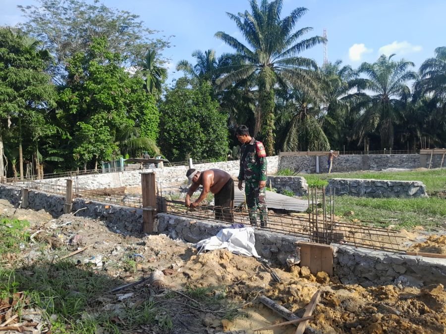 Turun ke Lokasi, Babinsa Serda Widi Anugrah Kawal Pembangunan KDKMP Bersama Warga di Muara Fajar Tim