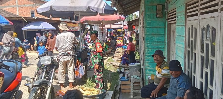 Turun ke Pasar Tradisional, Babinsa Koramil 09/KMG  Pastikan Harga Kebutuhan Pokok Normal