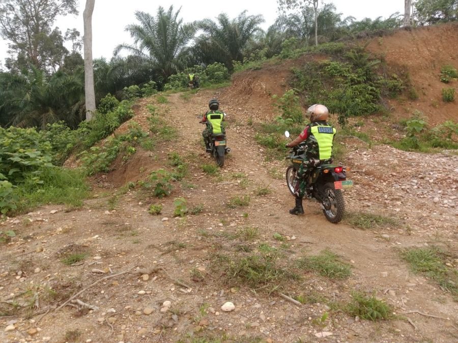 Upaya Pencegahan Karhutla, Babinsa Bersama Warga Laksanakan Patroli. 