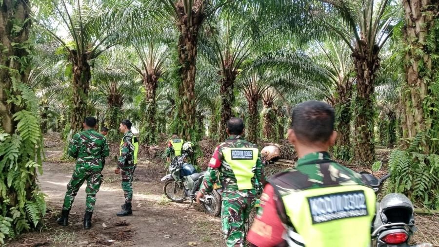 Upaya Pencegahan Karhutla, Babinsa Bersama Warga Laksanakan Patroli.