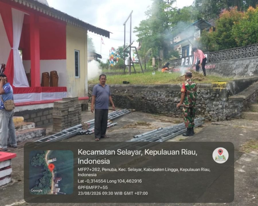 Usai Semarak HUT RI, Babinsa dan Warga Gotong Royong Bersihkan Lapangan Merdeka Penuba