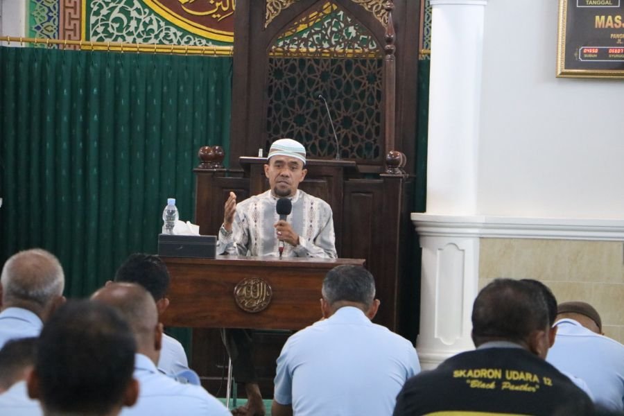 Ustadz H. Marhalim S.Ag: Sabar dan Syukur Kunci Sukses Berumah Tangga




RADARBLAMBANGAN.COM