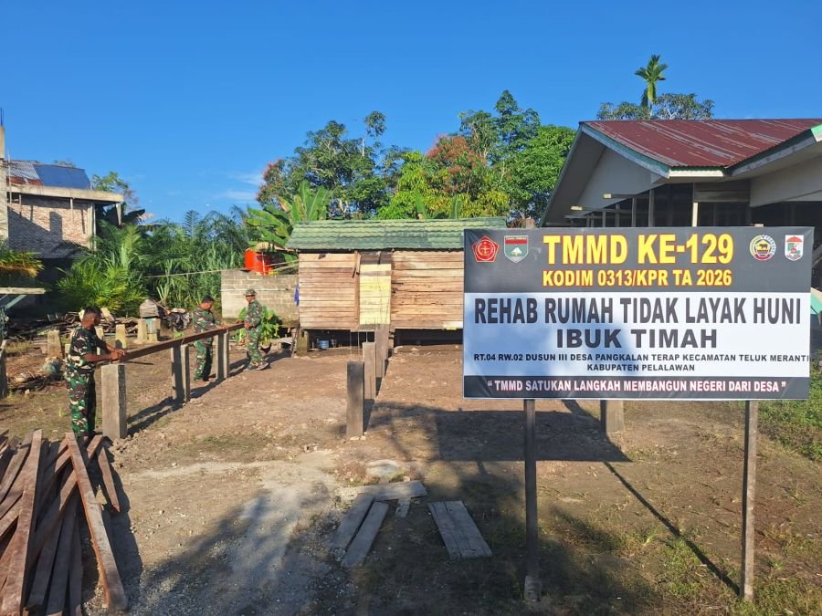 WAKILKAN IMPIAN RUMAH LAYAK HUNI, PROGRAM RTLH IBU TIMAH DI TMMD KE-129 KODIM 0313/KPR SENTUH 13 PER