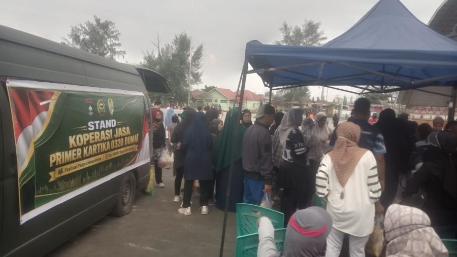Warga Buru Sembako, Festival Rakyat dan Nobar Gembira Kodim 0320/Dumai-Kadin Berlangsung Meriah