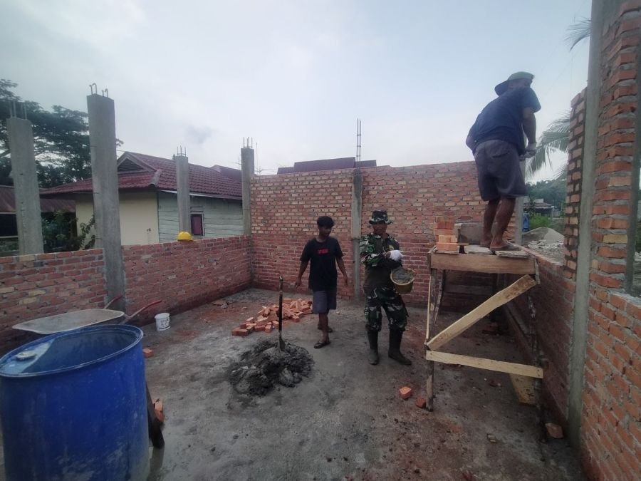 Warga dan Babinsa Ramil 07/KH Percepat Pembangunan Gedung MDA Padang Kunik