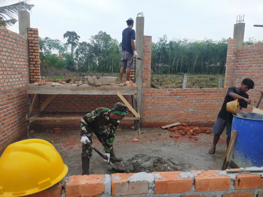 Warga dan Babinsa Ramil 07/KH Percepat Pembangunan Gedung MDA Padang Kunik