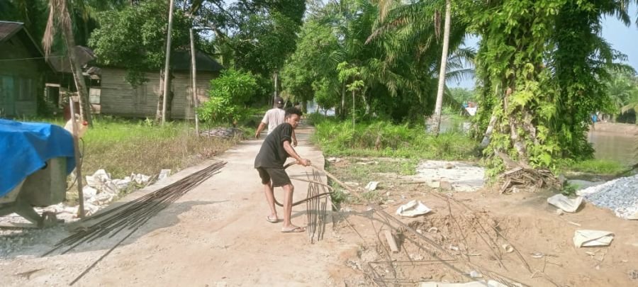 Warga dan Babinsa Terus Bergotong Royong, Persiapan Tulangan Besi Jembatan Garuda Kian Matang