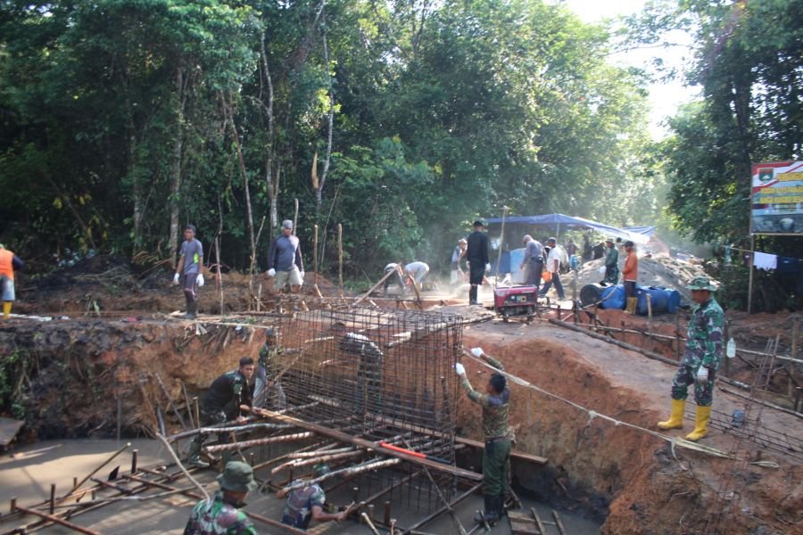 Warga Goro Bersama Personel Kodim 0315/TPI Gesa Pembangunan Jembatan Armco Sungai Kangboi