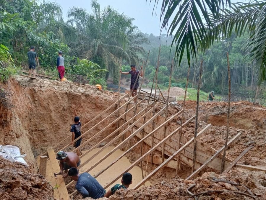 Warga Gotong Royong Bangun Jembatan Garuda di Desa Sanglap, Akses Antar Dusun Kian Lancar
