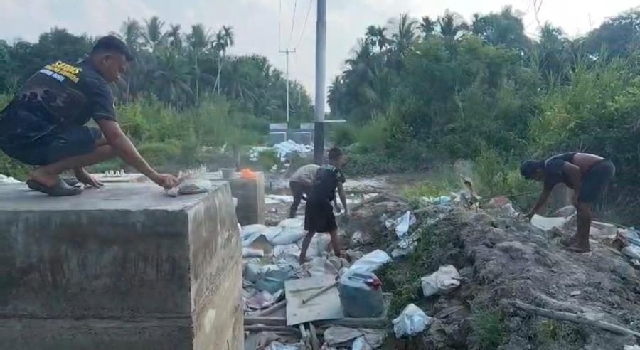 Warga Kebut Pengerjaan Jembatan Garuda Koramil 01/Tembilahan Lewat Gotong Royong