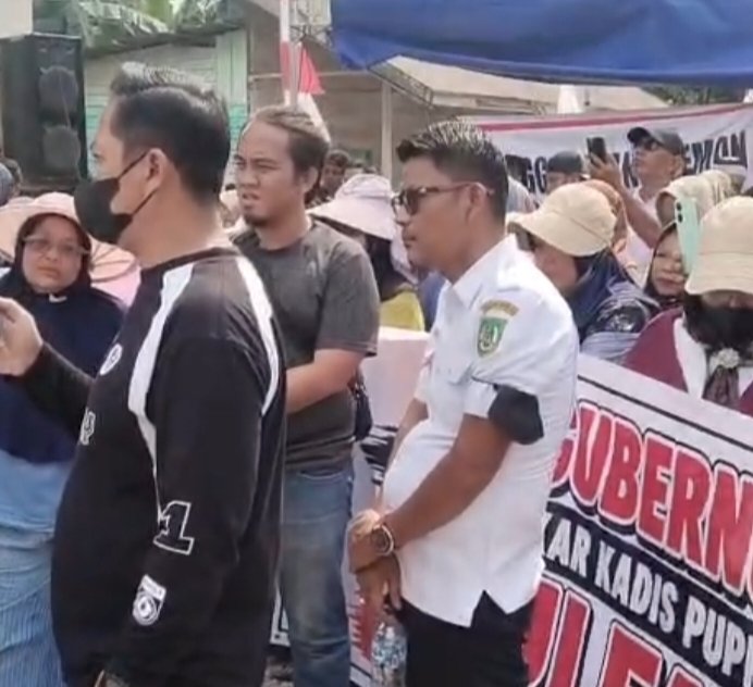 Warga Manggala Sakti Blokir Jalan, Tuntut Pemprov Riau Segera Perbaiki
