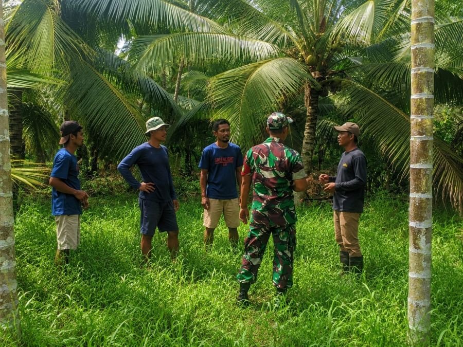 Warga Sungai Terab Kompak Patroli Bersama Serda M. Tahir Jaga Wilayah Dari Karhutla