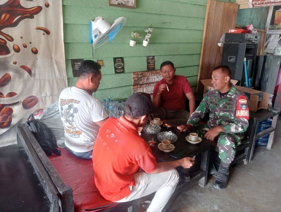 Warung Kopi Jadi Tempat Favorit, Babinsa Seberida Lakukan Komsos Bersama Warga