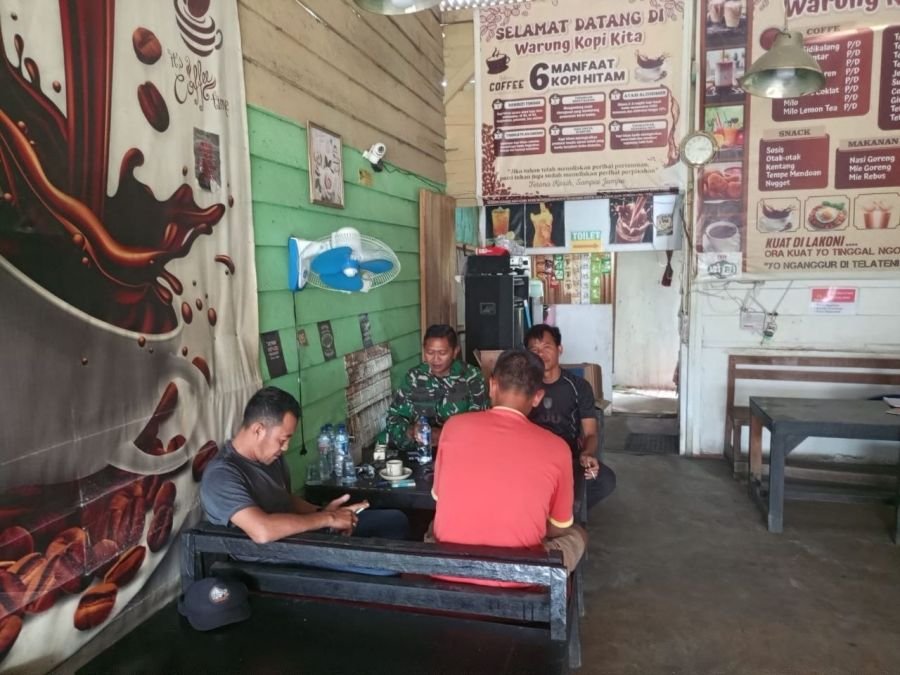 Warung Kopi Jadi Tempat Favorit, Babinsa Lakukan Komsos Bersama Warga