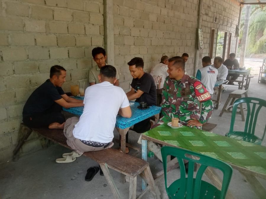 Warung Kopi Jadi Tempat Favorit, Babinsa Lakukan Komsos Bersama Warga*