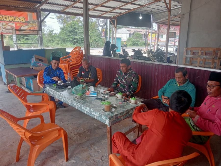 Warung Kopi Jadi Tempat Favorit, Babinsa Lakukan Komsos Bersama semua Kalangan Masyarakat