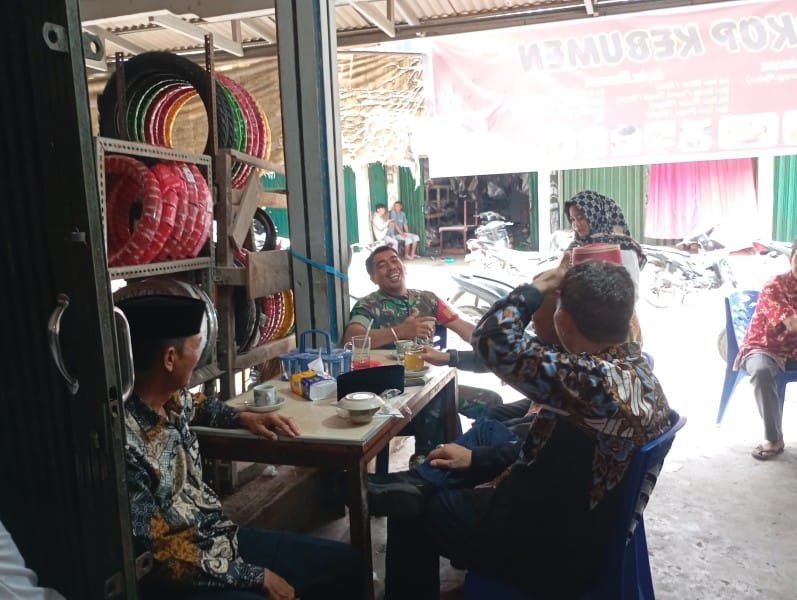 Warung Kopi Jadi Titik Komsos, Babinsa 07/Reteh Jaga Silaturahmi Dengan Warga
