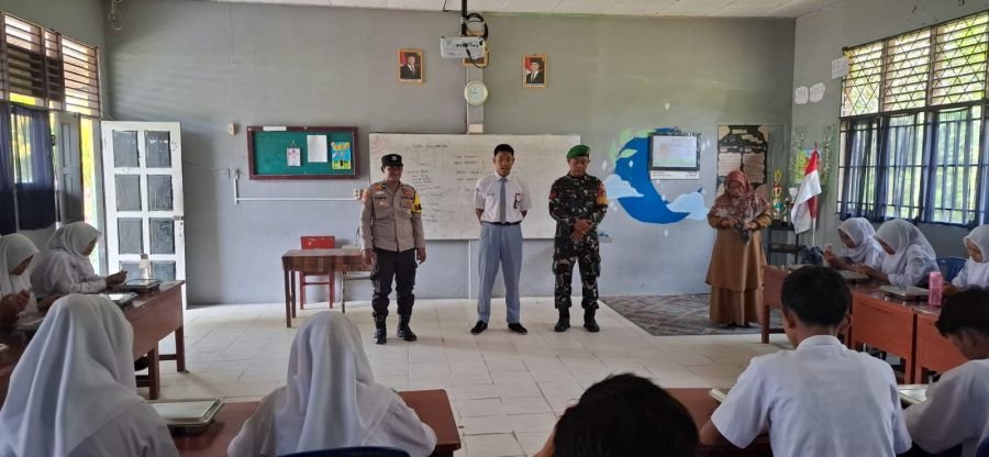 WASPADA BAHAYA NARKOBA! BABINSA DAN BABINKAMTIBMAS BERI PENYULUHAN DI SMA N 2 PINGGIR