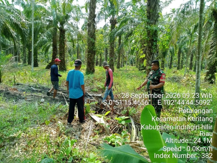 Waspada Karhutla Tetap Jadi Prioritas, Kopda Bambang Widiarso Patroli Tapal Batas di Desa Petalongan