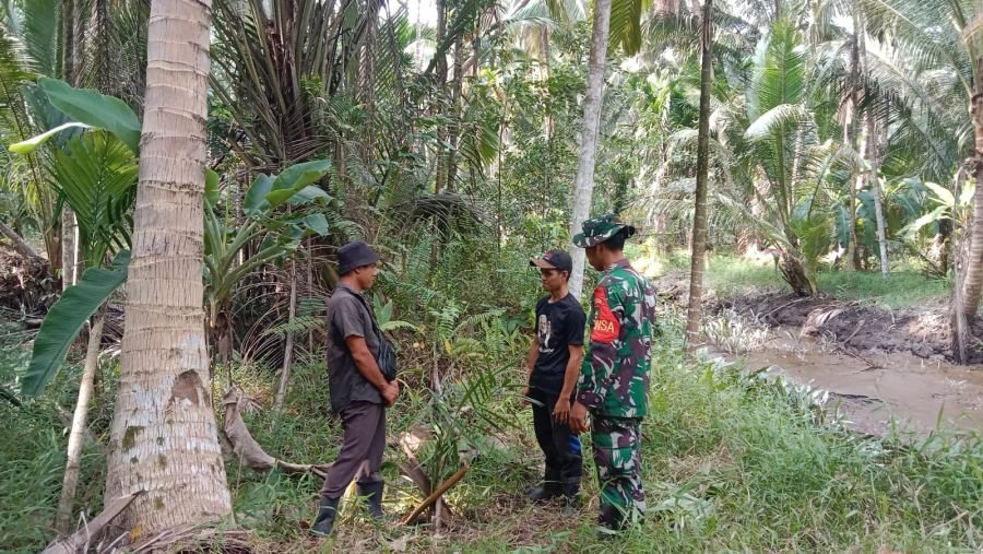 Waspada Kebakaran Lahan: Patroli Tapal Batas Babinsa Koramil 07/Reteh di Desa Pasanggerahan