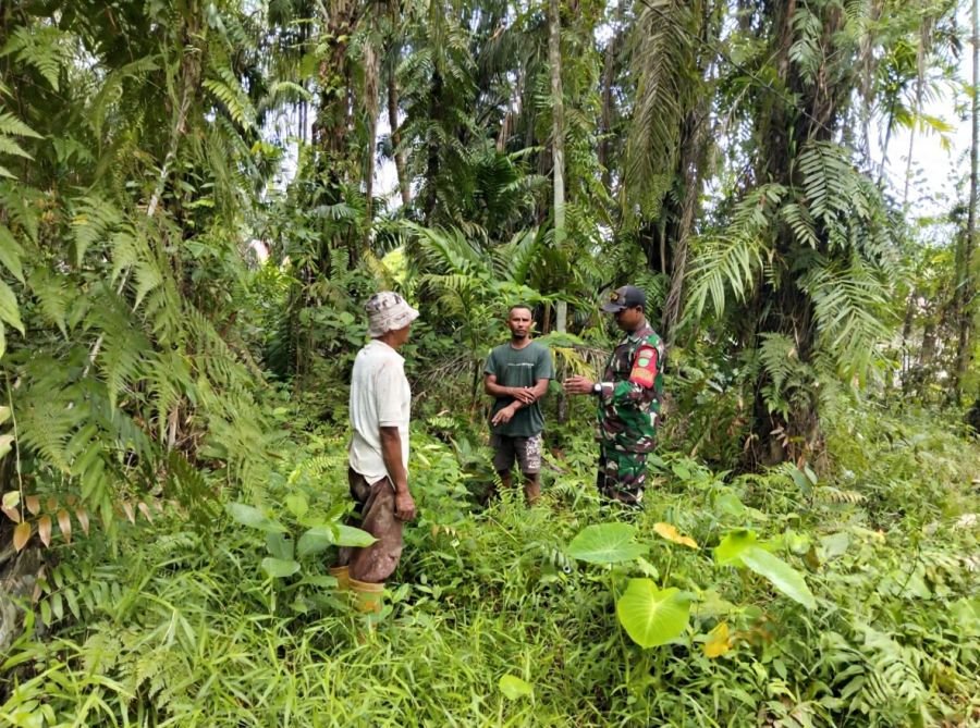 Waspada Musim Kemarau, Babinsa Koramil 09/Kemuning Intensifkan Sosialiasi Karhutla