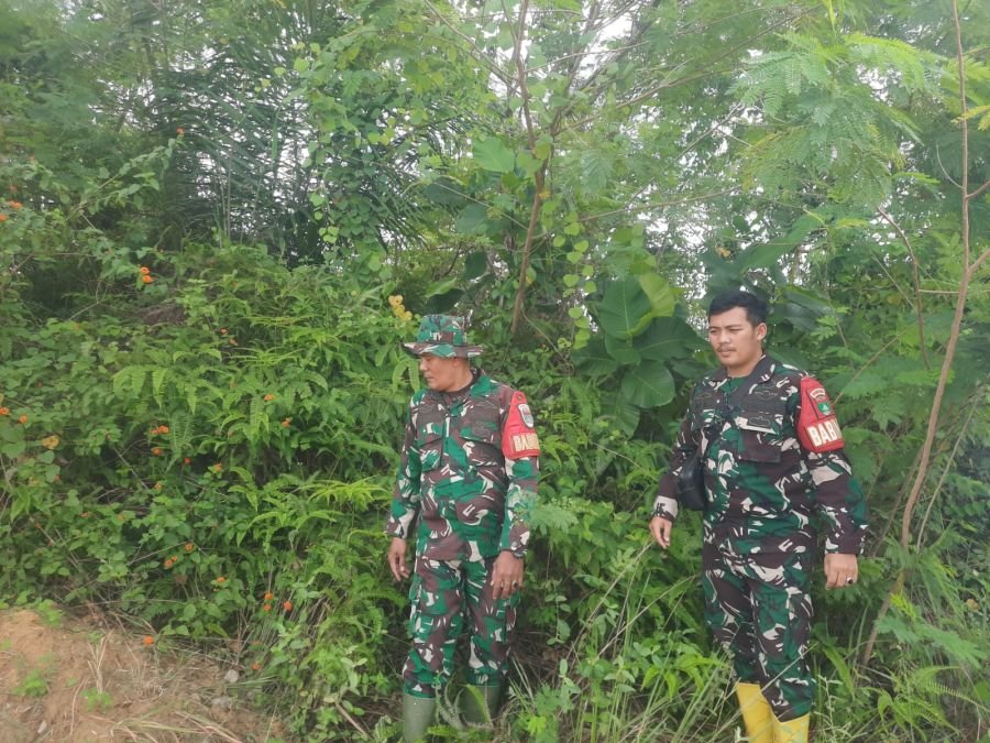 Waspada Rawan Api, Babinsa Koramil 03 Mandau Gencarkan Patroli Pencegahan Karhutla