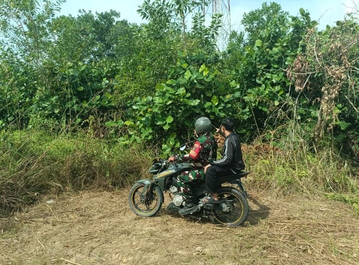 Waspada Sejak Dini, Babinsa Koramil 04/Limapuluh Intensifkan Patroli Karhutla di Sejumlah Titik Rawa