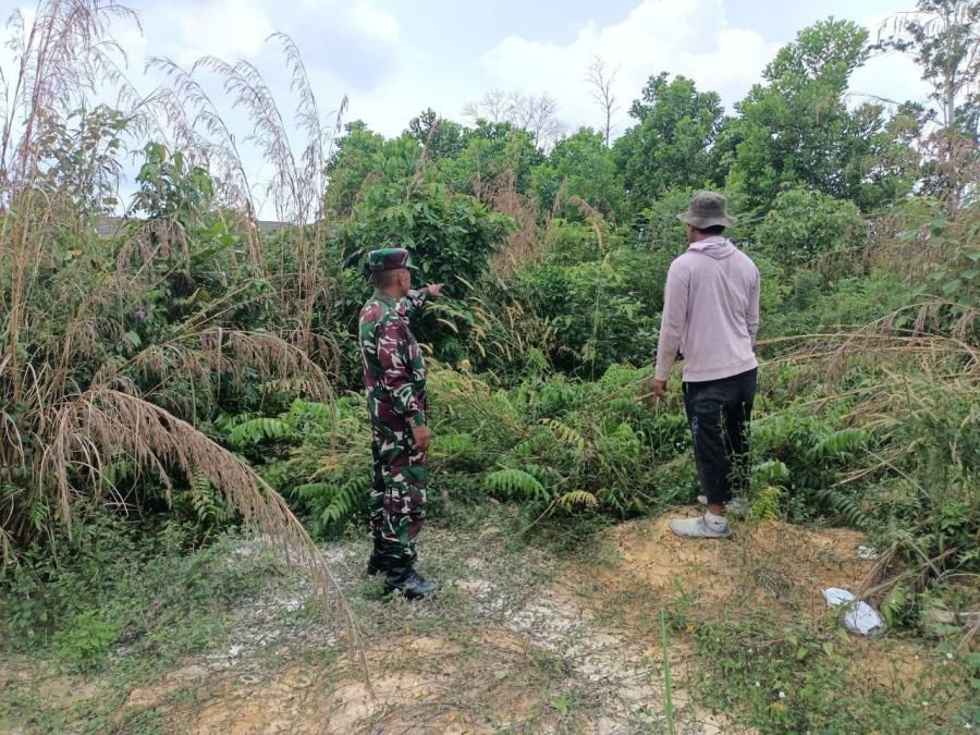 Waspadai Lahan Kering, Babinsa Sukajadi Turun Langsung Cegah Karhutla