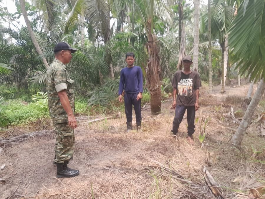 Wilayah Reteh Aman Terkendali, Peltu Nofiandi Rutin Patroli Tapal Batas dan Sosialisasi Karhutla