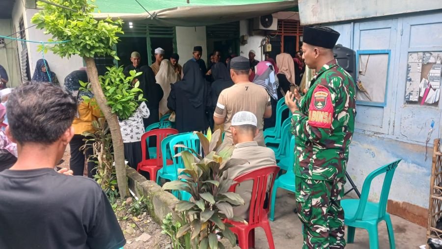 Wujud Empati, Babinsa Melayat ke Rumah Duka Tokoh Masyarakat di Pekanbaru Kota
