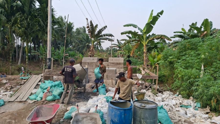 Wujud Kemanunggalan, TNI Bersama Masyarakat Inhil Kebut Pembangunan Jembatan