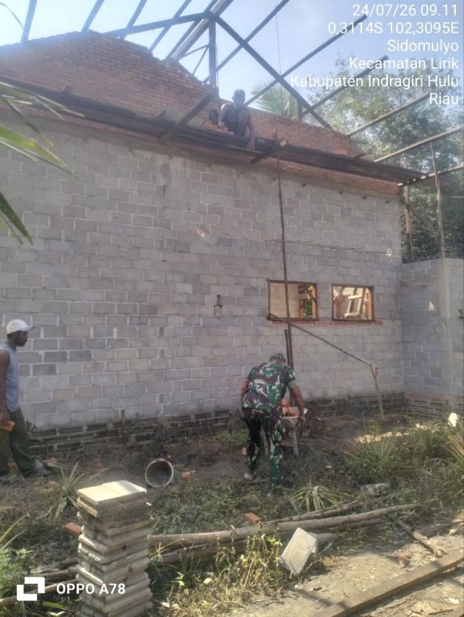 Wujud Kemanunggalan TNI dengan Rakyat, Babinsa Koramil 04/PP Bantu Warga Pembuatan Rumah di Desa Sid