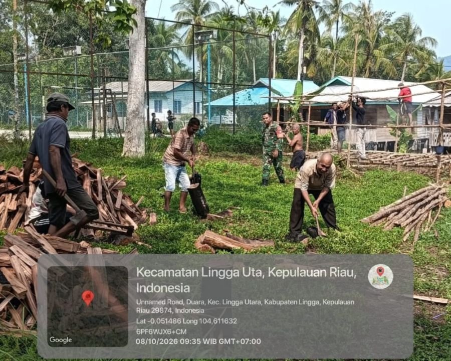 Wujud Kemanunggalan TNI-Rakyat, Babinsa Koramil 05/Daik Gotong Royong Bersihkan Lapangan Voli