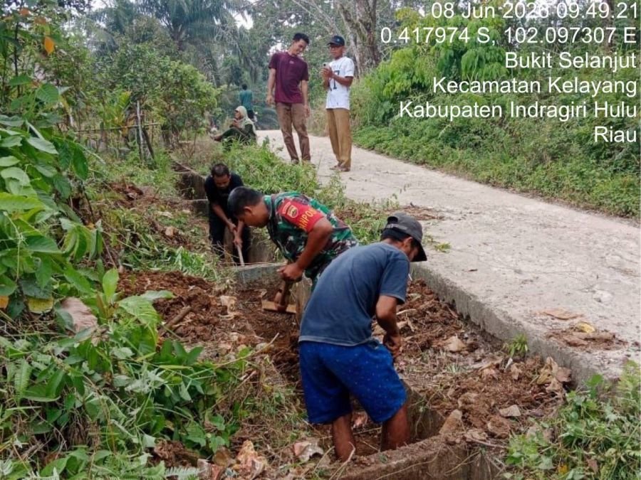 Wujud Kemanunggalan TNI-Rakyat, Babinsa Koramil 04/PP Bantu Warga Bersihkan Saluran Air di Desa Buki