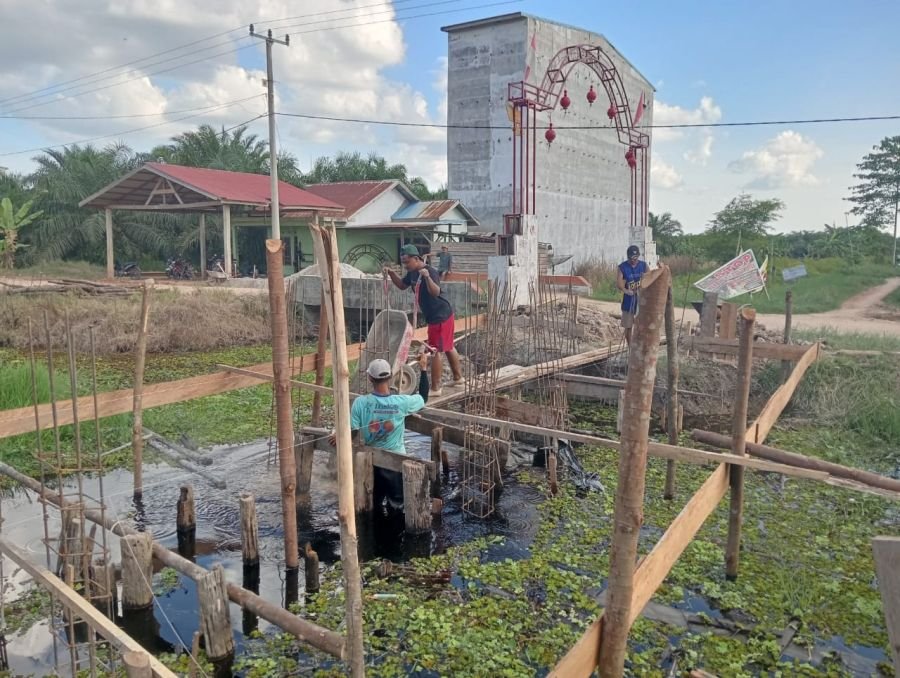 Wujud Kemanunggalan TNI-Rakyat, Babinsa Koramil 01/Bangko dan Warga Genjot Pembangunan Jembatan Garu