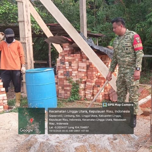 Wujud Kemanunggalan TNI-Rakyat, Babinsa Koramil 05/Daik Gotong Royong Perbaiki Fasilitas Desa Limbun