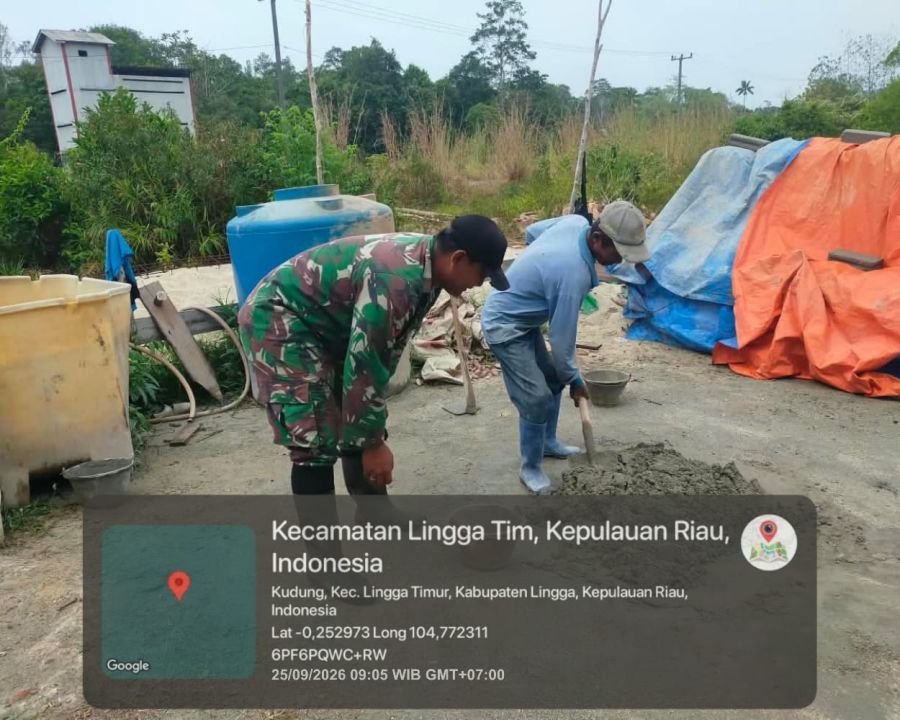 Wujud Kemanunggalan TNI-Rakyat, Babinsa Koramil 05/Daik Bantu Warga Bangun Rumah di Lingga Timur