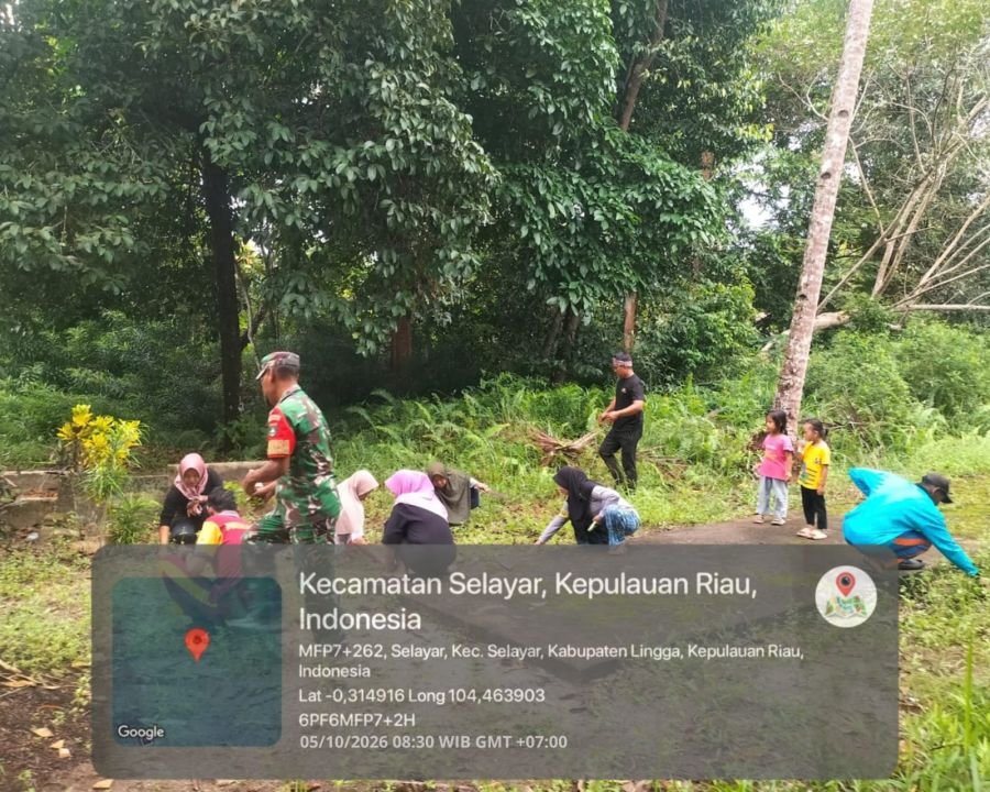 Wujud Kemanunggalan TNI-Rakyat, Babinsa 05/Daik Bersama Warga Goro di TPU