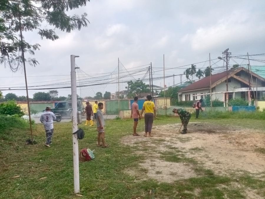 Wujud Kemanunggalan TNI-Rakyat, Babinsa Bersama Warga Bersihkan Lapangan Olahraga